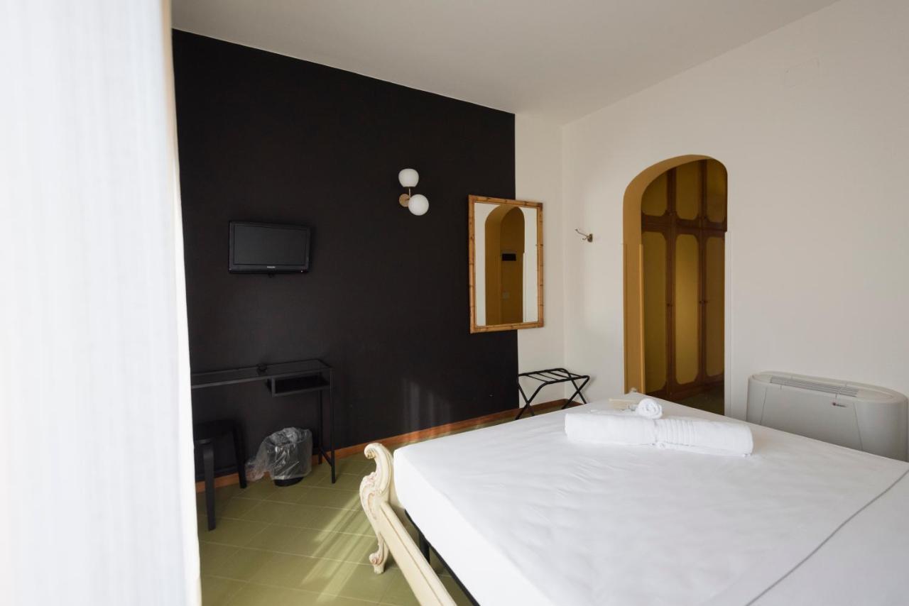 Mami Sabaudia Hotel Экстерьер фото